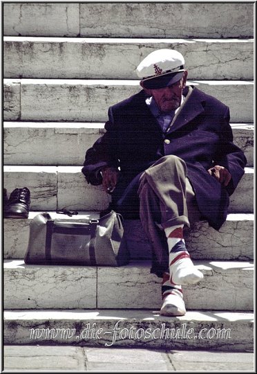 Alter Seemann auf Stufen.jpg - 1990 in VenedigDiesen alten Mann, vielleicht ein Gondolieri, fotografierte ich unbemerkt. Er saß da und rührte sich nicht von der Stelle, starrte gedankenverloren mit leeren Blick nach unten. 